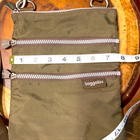 Baggallini Crossbody light brown brushed nickel hardware 4 pockets - Picture 10 of 14